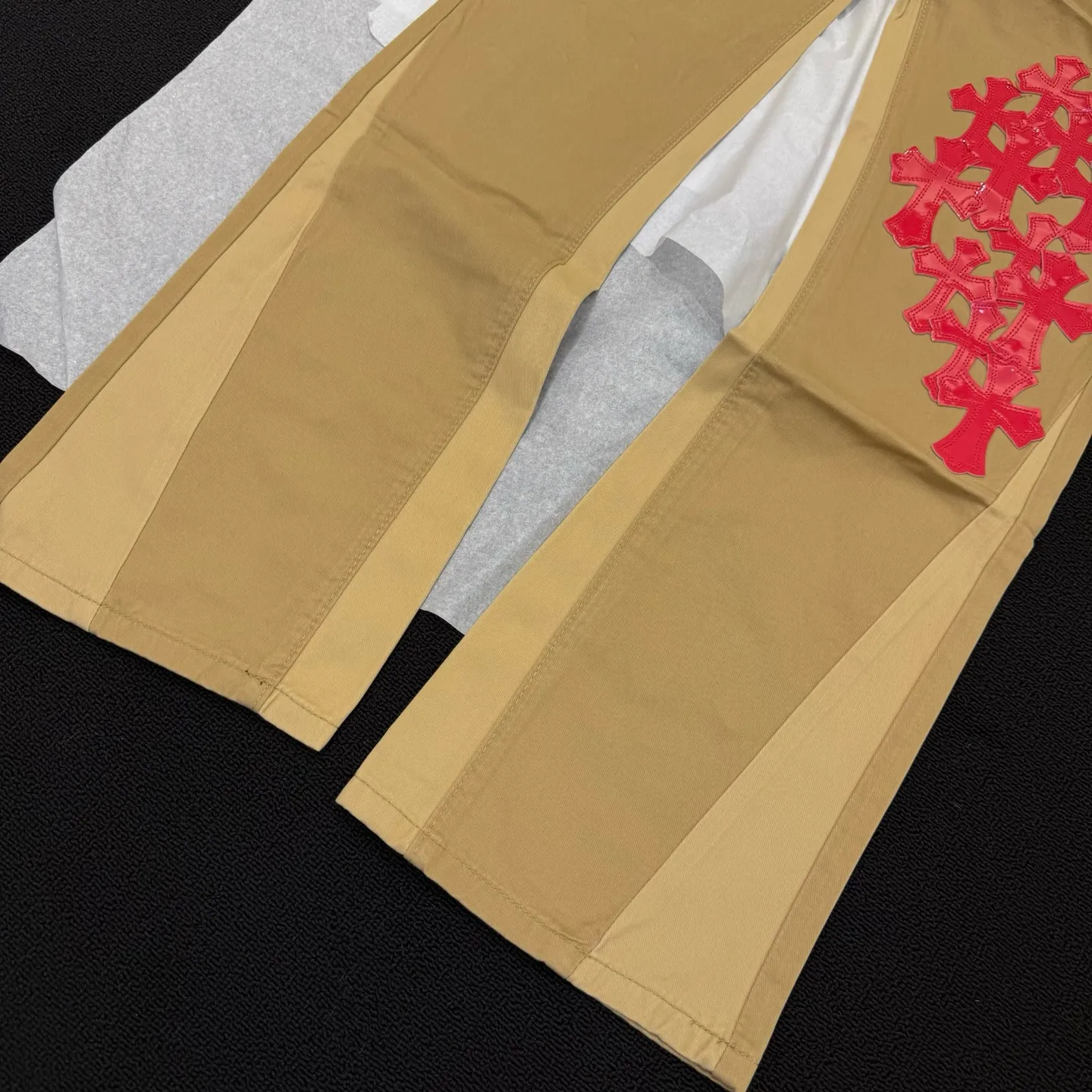 P280 Style number: D373 Chrome hearts Chrome hearts khaki stitching red leather bootcut jeans, truly restoring the ultimate vintage texture Size: 28, 30, 32, 34, 36 (S-XXL) Color: khaki stitching Size reference # 28 pants length 100 waist circumference 72 30 pants length 102 waist circumference 76 32 pants length 104 waist circumference 80 34 pants length 106 waist circumference 84 36 pants length 108 waist circumference 88